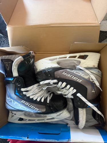 Blue 2023 Bauer Vapor Hyperlite 2 Hockey Skates 7 (Used)