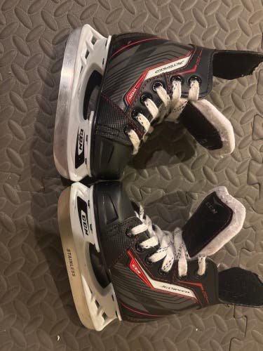 2015 CCM JetSpeed 250 Hockey Skates Regular Width 6 (Used)