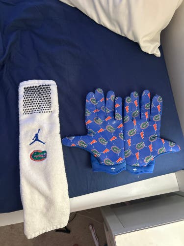 Florida Gators Team issued Jordan football gloves and towel (XL)