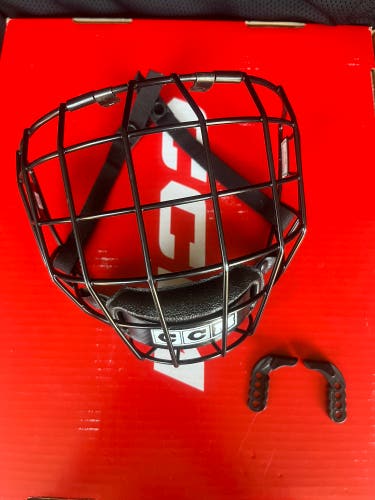 Medium CCM FM480 Cage (Used)