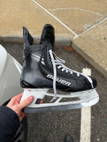 Black 2023 Bauer Vapor Hyperlite 2 Hockey Skates Regular Width Pro Stock 8.5 (Used)