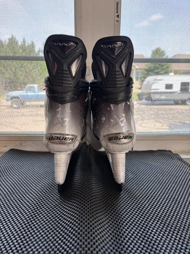 2023 Bauer Vapor Hyperlite 2 Hockey Skates 8.5 Fit 2 (Used)