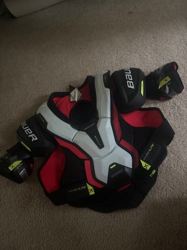 Men's Medium Senior Bauer Vapor Hyperlite Shoulder Pads (Used)