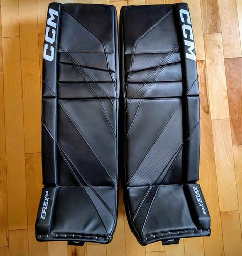 35" CCM EFlex 6.9 Goalie Leg Pads (New)