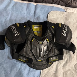 Men's Large Senior Bauer Supreme Mach Shoulder Pads (Used)