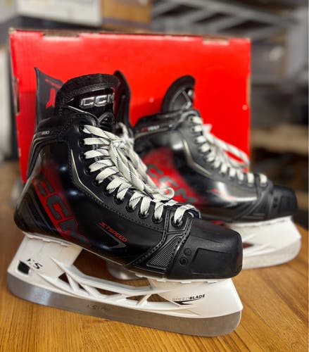 CCM JetSpeed FT880 - Senior 9 / Wide (Like New)