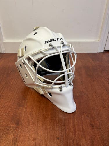 S22 Bauer 950 Goalie Mask W/ Non Certified White Cat Eye Cage Senior Large (Used)