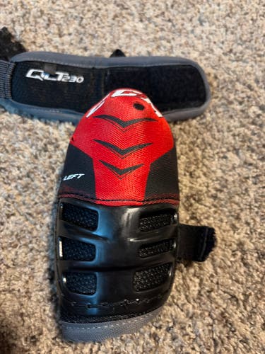 Junior Medium CCM QuickLite 230 Elbow Pads (Used)