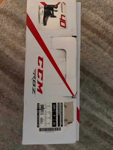 Black 2014 CCM RBZ 40 Hockey Skates Regular Width 7 (New)