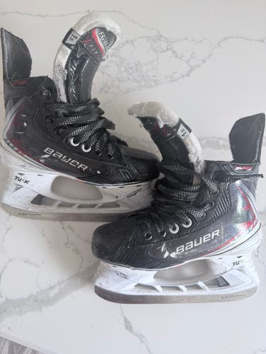 2025 Bauer Vapor Fly40 Hockey Skates Size 1.5 (Used)