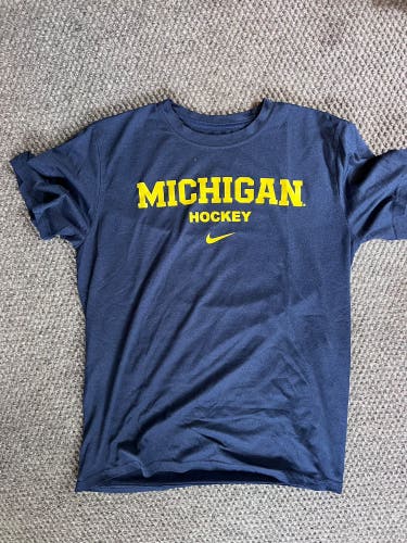 Michigan Hockey Blue Medium Men's Nike Shirt (Used)
