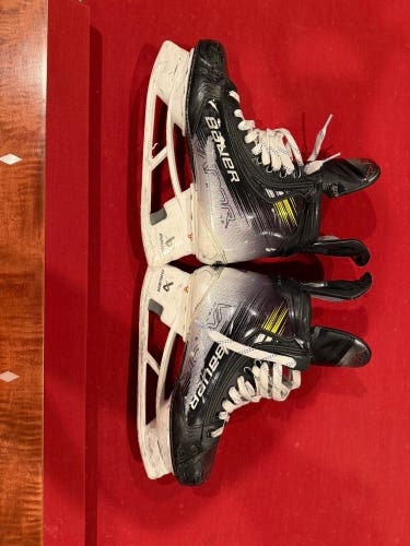 2023 Bauer Vapor Hyperlite 2 Hockey Skates 8.5 (Used)