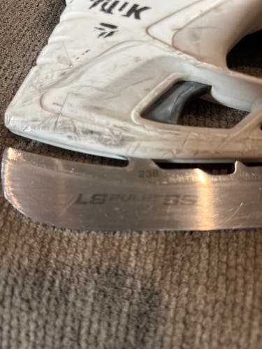 Black 2021 Bauer Vapor 3X Pro Hockey Skates Regular Width Size 4 (Used)