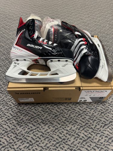 Bauer Vapor Fly30 Hockey Skates Regular Width Size 2 (New)