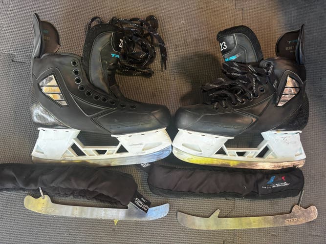 Black True SVH Hockey Skates Regular Width Pro Stock 8.5 (Used)