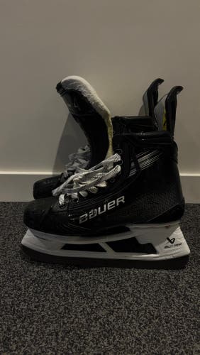 2023 Bauer Vapor Hyperlite 2 Hockey Skates 8 (Used)
