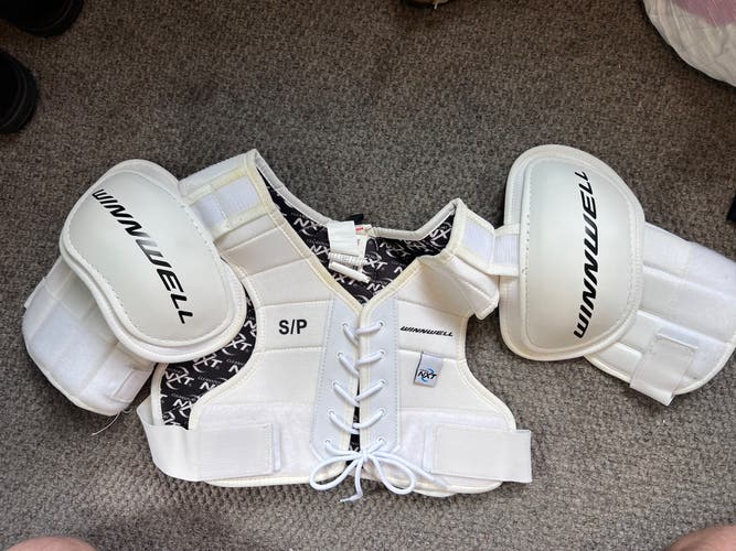 Men's Small Senior Winnwell Classic Shoulder Pads (Used)