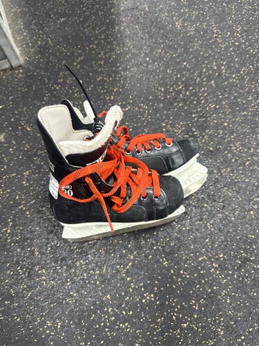 Used CCM CHAMPION 90 Junior Hockey Skate Junior 01 11337-S000490145