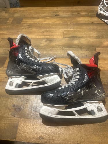 Black 2023 Bauer Vapor X5 Pro Hockey Skates Regular Width Size 5 (Used)