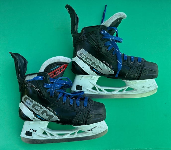 Junior CCM JetSpeed FT680 Hockey Skates Regular Width Size 3.5 (Used)