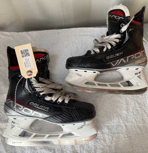 Intermediate Bauer Vapor 3X Hockey Skates | Size 4, Fit 2