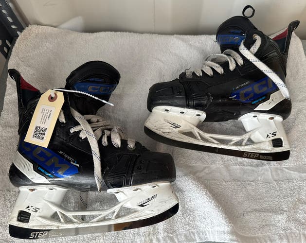 Junior CCM JetSpeed XTRA PLUS Hockey Skates | Size 3.5 (Wide)