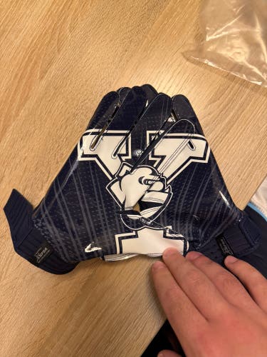 New Yale Team-Issued UA Spotlight Receiver Gloves (L)