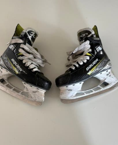2023 Bauer Vapor X4 Hockey Skates Extra Wide Width Size 2.5 (Used)