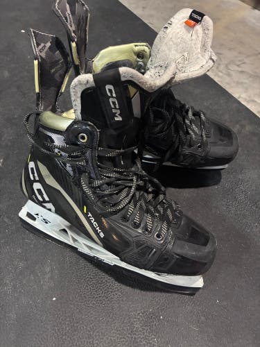 2022 CCM AS-V Hockey Skates Wide Width 11.5 (Used)