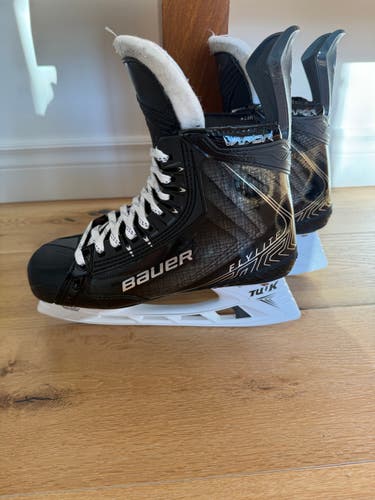 Black 2025 Bauer Vapor Flylite Hockey Skates Regular Width Pro Stock 8.5 (New)
