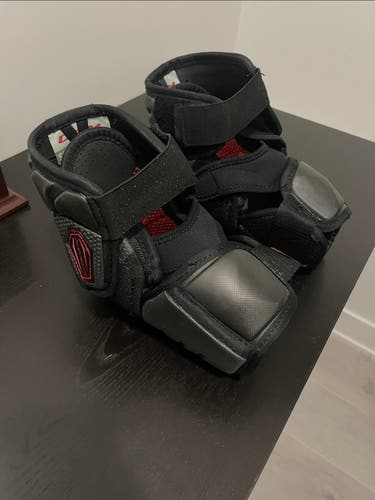 Senior Medium CCM RBZ Pro Elbow Pads (Used)