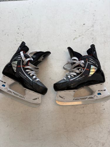 2023 True HZRDUS 7x Hockey Skates Regular Width 7.5 (Used)