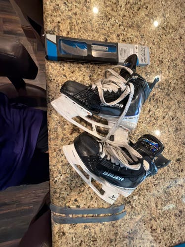2025 Bauer Vapor Flylite Hockey Skates Size 5.5 (Used)