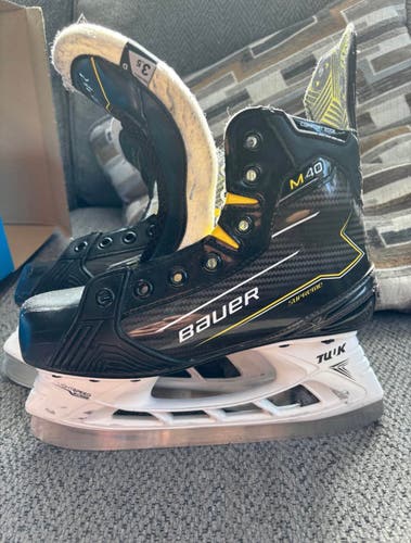Black 2024 Bauer Supreme M40 Hockey Skates Regular Width Size 3.5 (Used)