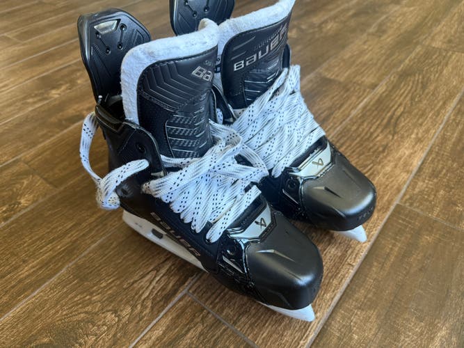 2024 Bauer Supreme Shadow Hockey Skates Regular Width 8 (Used)