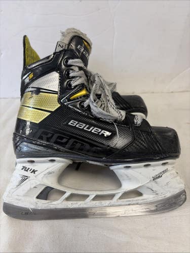 Junior Size 2 Bauer Supreme 3S Ice Hockey Skates.