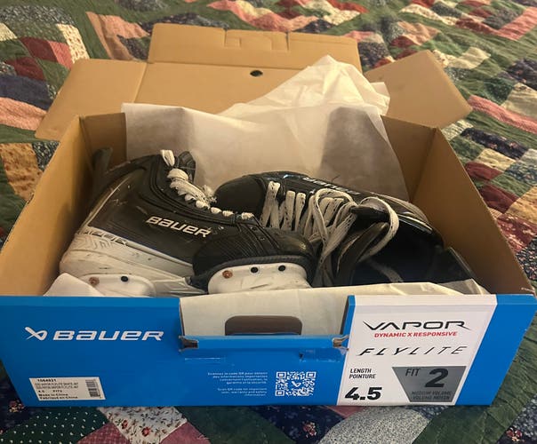 2025 Bauer Vapor Flylite Hockey Skates Regular Width Size 4.5 (Used)