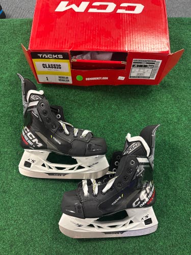 Junior CCM Ccm Tacks Classic Hockey Skates (Regular) Size 1 (New)