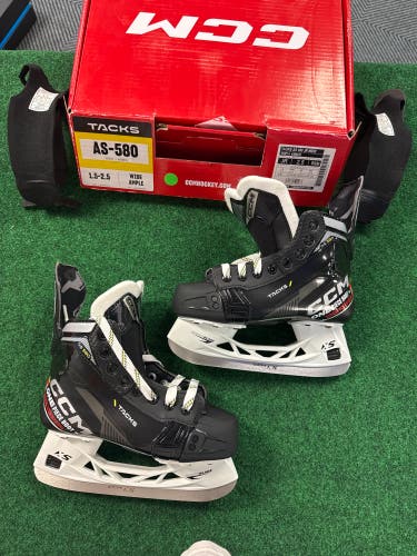 Junior CCM Tacks AS580 Hockey Skates (Wide) Size 2.5 (New)