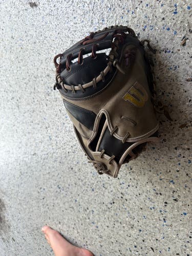 Wilson A2000 RH Catcher's Glove 33.5" (Used)