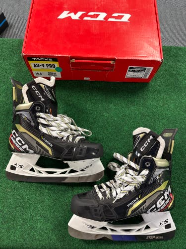 Senior CCM AS-V Pro Hockey Skates (Regular) Size 10.5 (New)