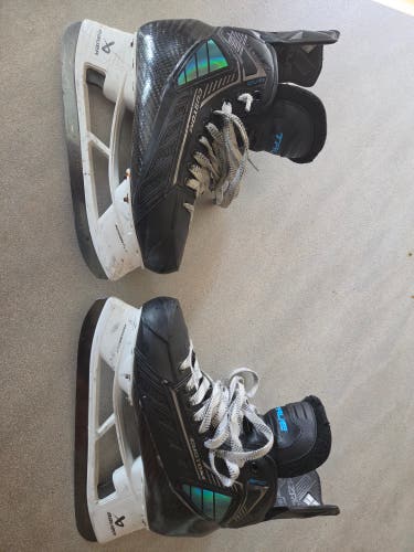 Black 2025 True SVH Hockey Skates Regular Width 8 (Used)