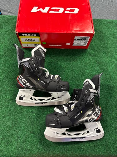 Junior CCM Tacks Classic Hockey Skates (Regular) Size 2 (New)