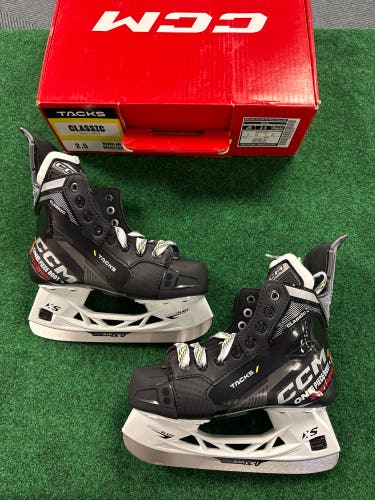 Junior CCM Tacks Classic Hockey Skates (Regular) Size 2.5 (New)