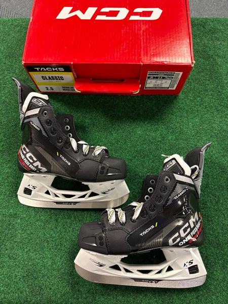 Junior CCM Tacks Classic Hockey Skates (Regular) Size 2.5 (New)