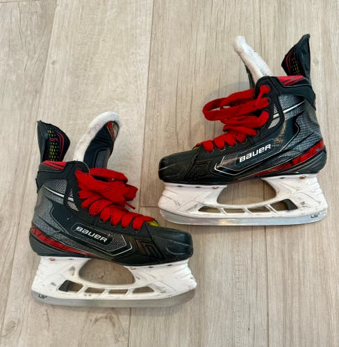 Junior Ice Hockey Player Skates (Bauer Vapor 4X)