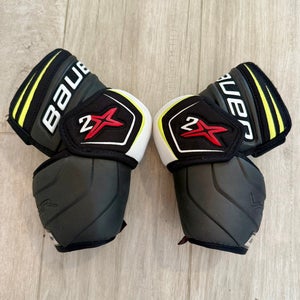 Hockey Player Elbow Pads - Bauer 2X draft