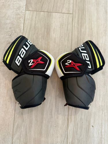 Hockey Player Elbow Pads - Bauer 2X draft