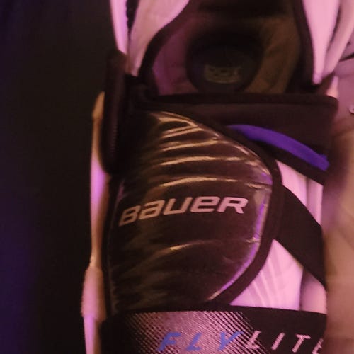 Intermediate Bauer Vapor Flylite 14" Shin Pads (Used)