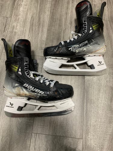 Bauer Vapor Hyperlite 2 Hockey Skates Regular Width Size 6.5 (Used)…….,,,,